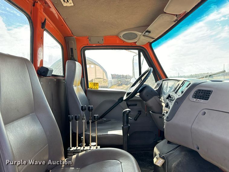 image for item DT2123 2009 Sterling L9500 truck cab and chassis