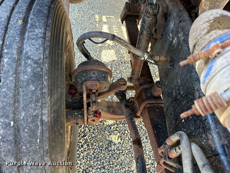 image for item DT2123 2009 Sterling L9500 truck cab and chassis