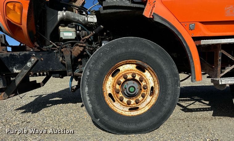 image for item DT2123 2009 Sterling L9500 truck cab and chassis