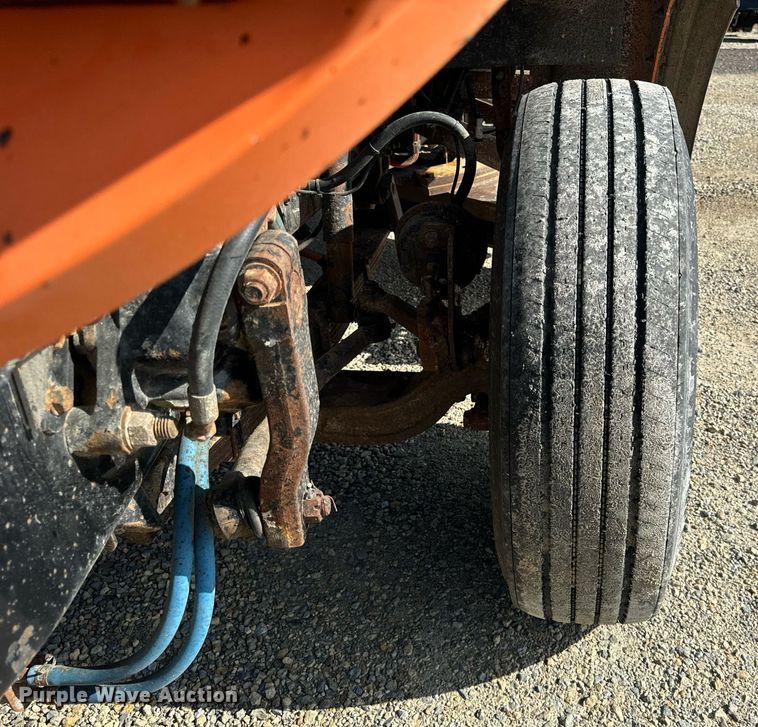 image for item DT2123 2009 Sterling L9500 truck cab and chassis