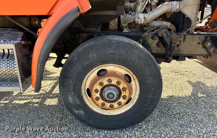 image for item DT2123 2009 Sterling L9500 truck cab and chassis