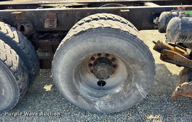 image for item DT2123 2009 Sterling L9500 truck cab and chassis