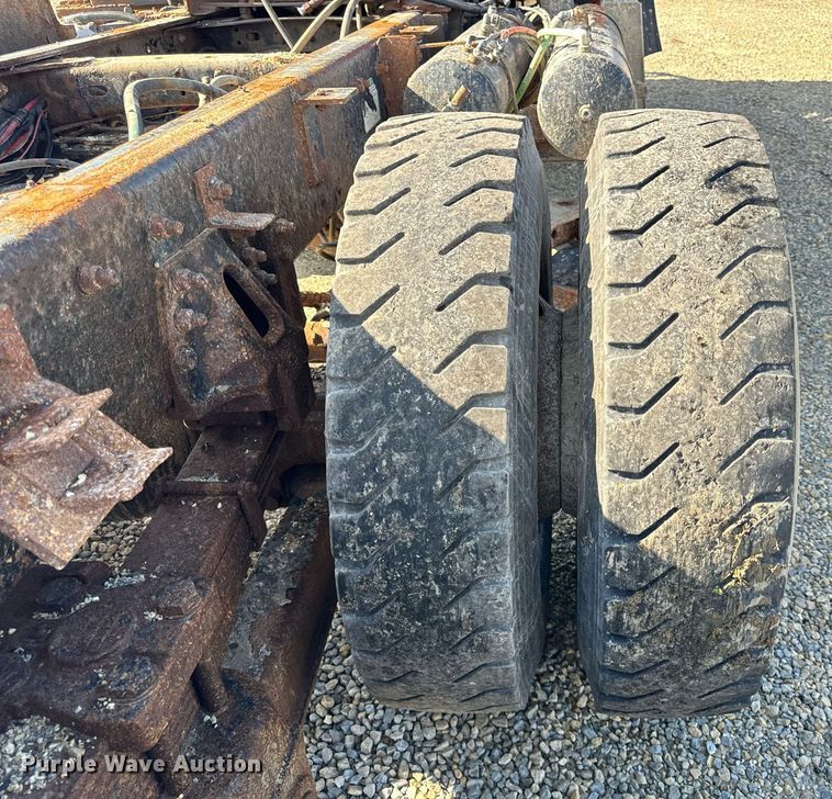 image for item DT2123 2009 Sterling L9500 truck cab and chassis