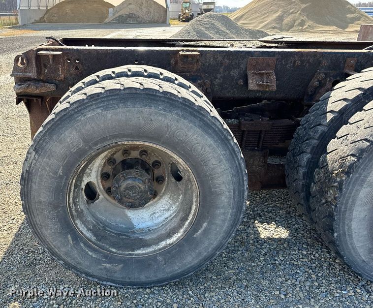 image for item DT2123 2009 Sterling L9500 truck cab and chassis