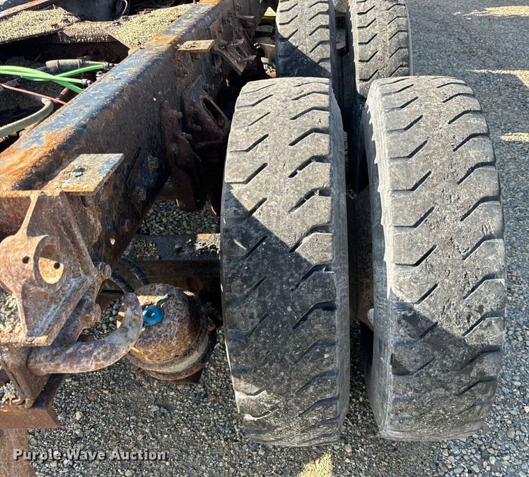 image for item DT2123 2009 Sterling L9500 truck cab and chassis