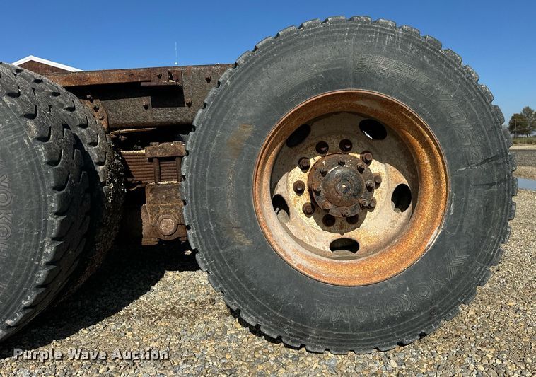 image for item DT2123 2009 Sterling L9500 truck cab and chassis