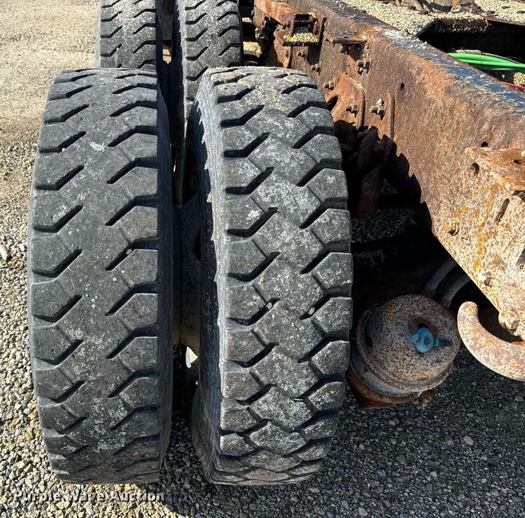 image for item DT2123 2009 Sterling L9500 truck cab and chassis