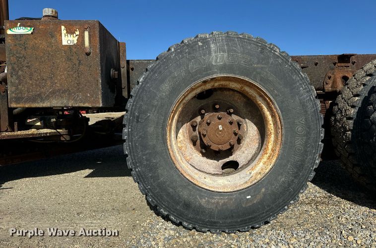 image for item DT2123 2009 Sterling L9500 truck cab and chassis