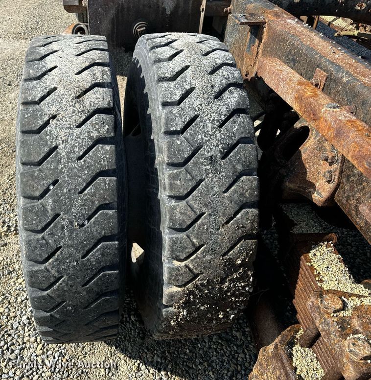 image for item DT2123 2009 Sterling L9500 truck cab and chassis