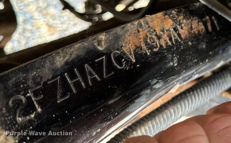 image for item DT2123 2009 Sterling L9500 truck cab and chassis