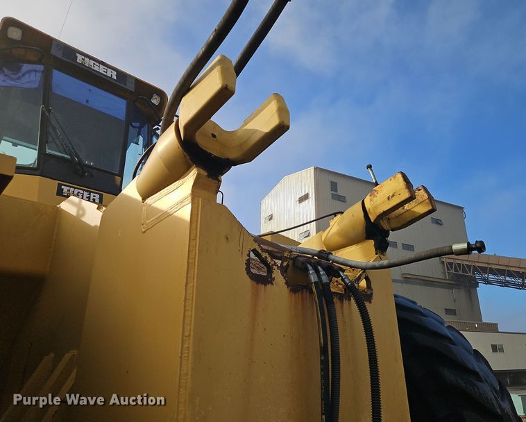 image for item DT7541 1995 Caterpillar 990 dozer