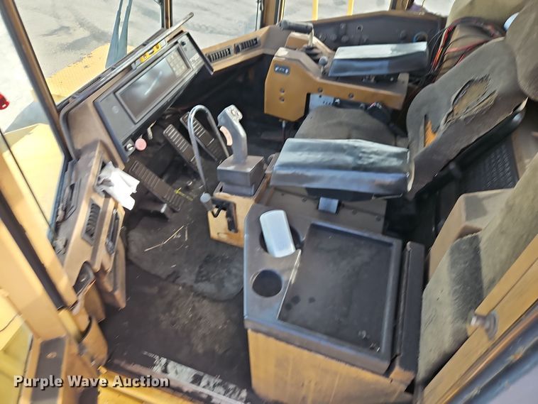 image for item DT7541 1995 Caterpillar 990 dozer