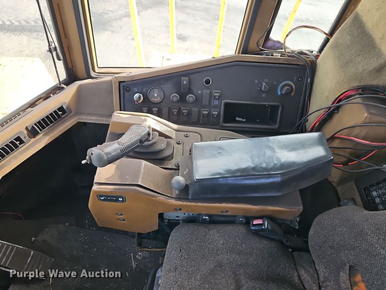 image for item DT7541 1995 Caterpillar 990 dozer