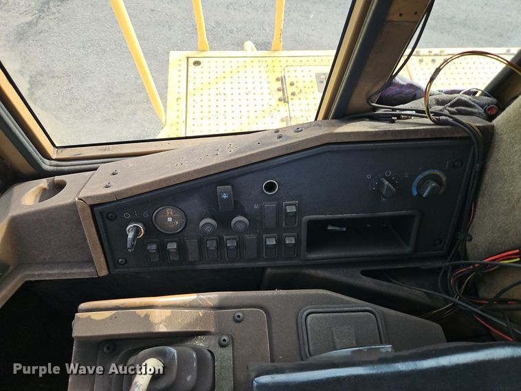 image for item DT7541 1995 Caterpillar 990 dozer