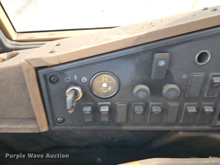 image for item DT7541 1995 Caterpillar 990 dozer