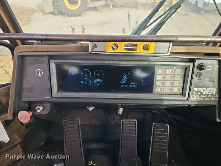 image for item DT7541 1995 Caterpillar 990 dozer