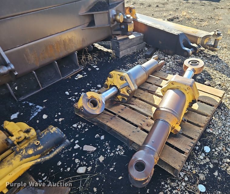 image for item DT7541 1995 Caterpillar 990 dozer