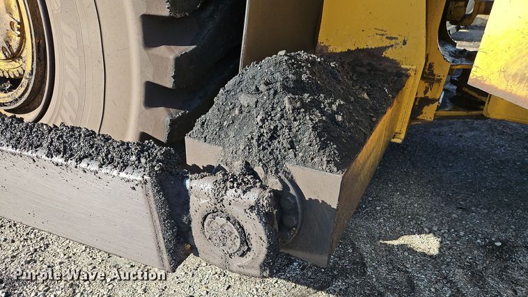 image for item DT7542 1995 Caterpillar 990 dozer