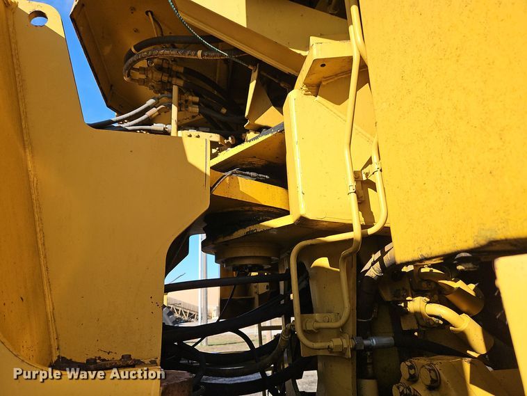 image for item DT7542 1995 Caterpillar 990 dozer