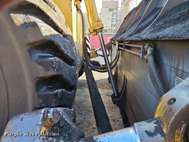 image for item DT7542 1995 Caterpillar 990 dozer