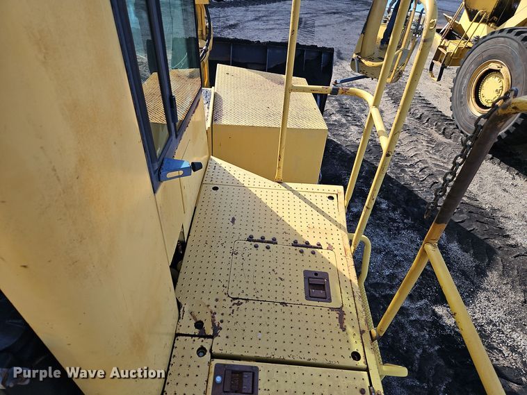 image for item DT7542 1995 Caterpillar 990 dozer