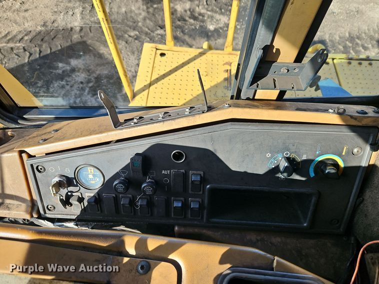 image for item DT7542 1995 Caterpillar 990 dozer