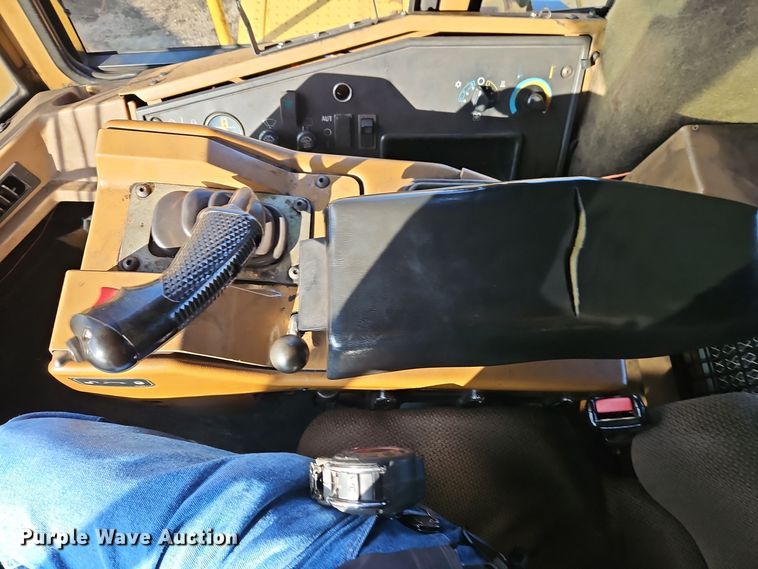 image for item DT7542 1995 Caterpillar 990 dozer