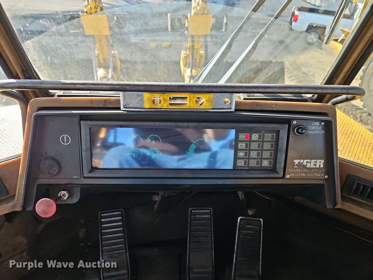 image for item DT7542 1995 Caterpillar 990 dozer