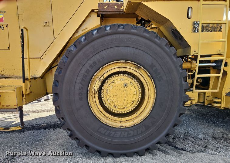 image for item DT7542 1995 Caterpillar 990 dozer