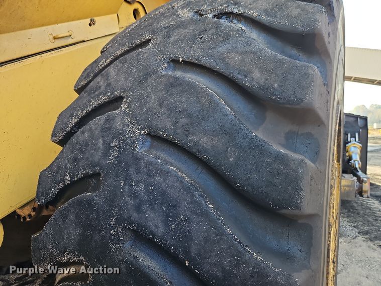 image for item DT7542 1995 Caterpillar 990 dozer