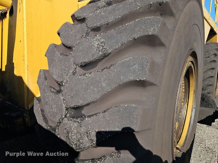 image for item DT7542 1995 Caterpillar 990 dozer