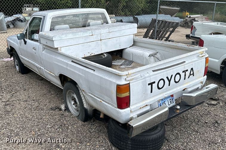 image for item DV2754 1986 Toyota  pickup truck