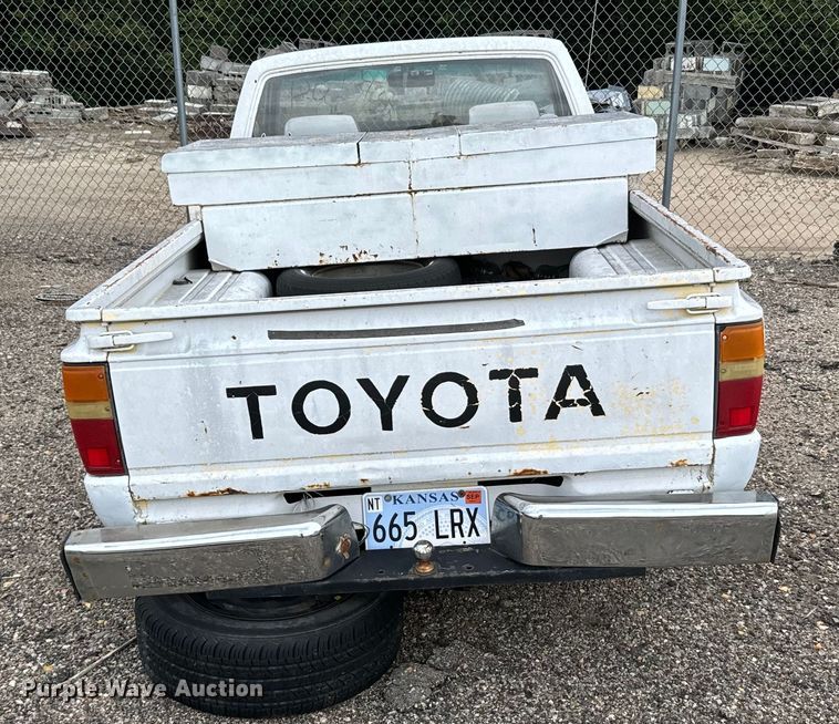 image for item DV2754 1986 Toyota  pickup truck