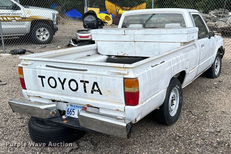 image for item DV2754 1986 Toyota  pickup truck