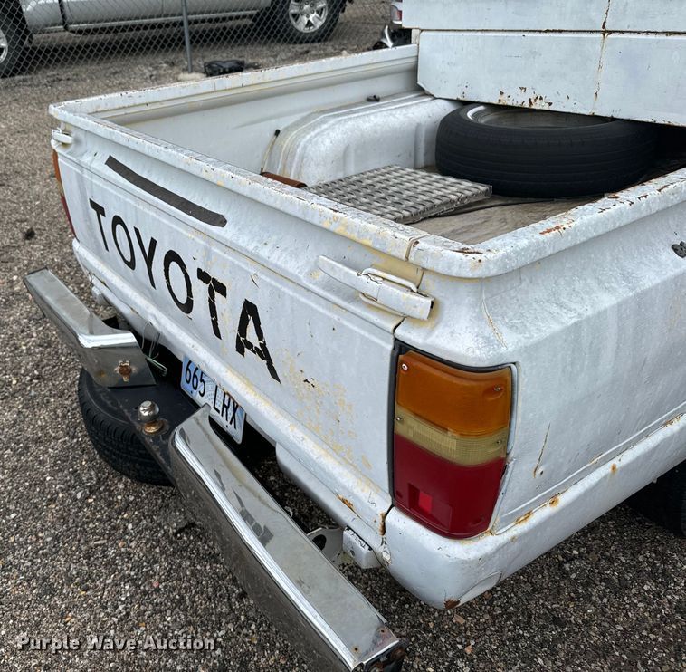 image for item DV2754 1986 Toyota  pickup truck