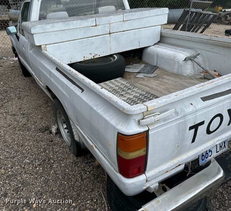image for item DV2754 1986 Toyota  pickup truck