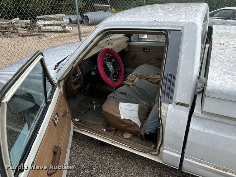 image for item DV2754 1986 Toyota  pickup truck