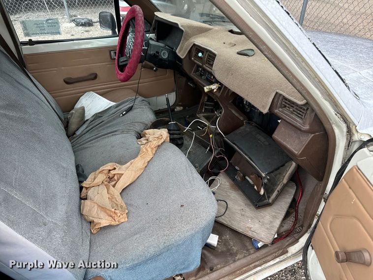 image for item DV2754 1986 Toyota  pickup truck