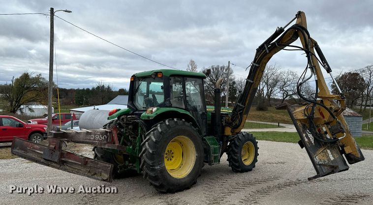 image for item DW2372 2013 John Deere 6115M MFWD tractor