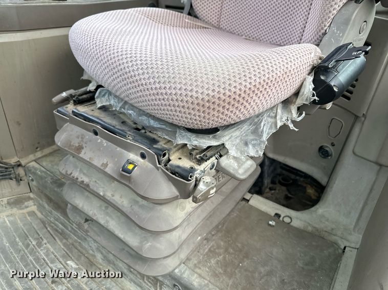 image for item DW2372 2013 John Deere 6115M MFWD tractor