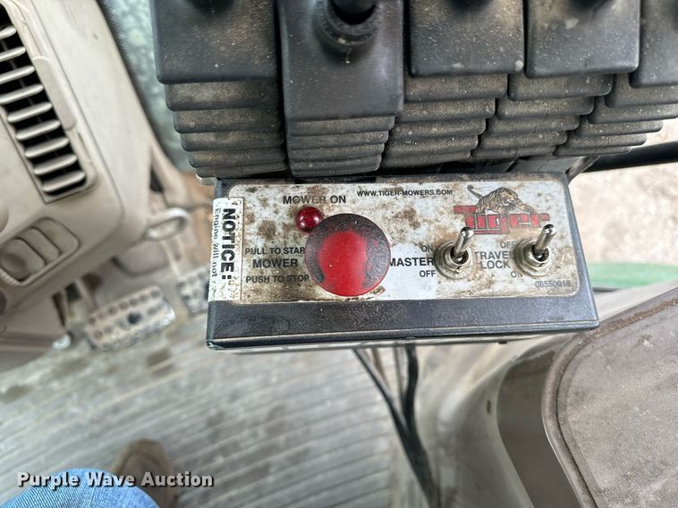 image for item DW2372 2013 John Deere 6115M MFWD tractor