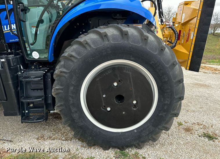 image for item DW2372 2013 John Deere 6115M MFWD tractor