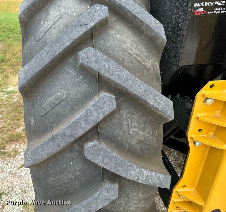 image for item DW2372 2013 John Deere 6115M MFWD tractor