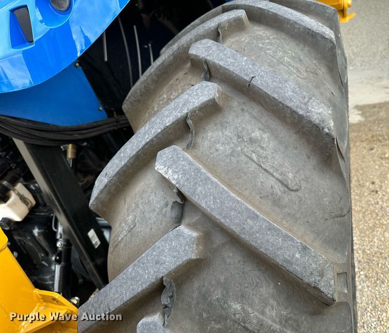 image for item DW2372 2013 John Deere 6115M MFWD tractor