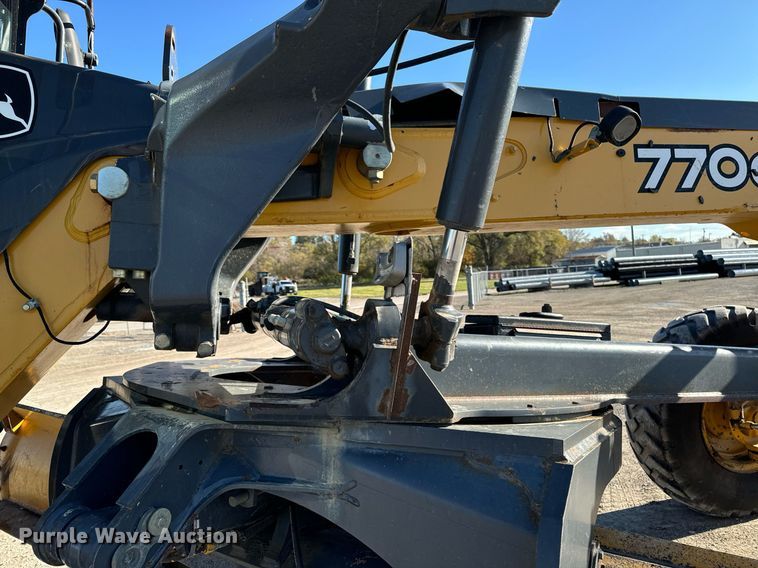 image for item DW2402 2010 John Deere 770G motor grader