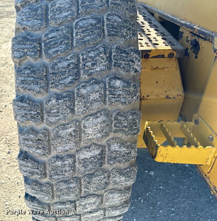 image for item DW2402 2010 John Deere 770G motor grader