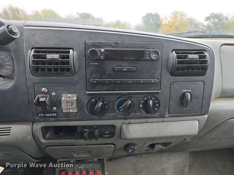 image for item DW3935 2005 Ford F450 Super Duty XL Crew Cab utility / service truck