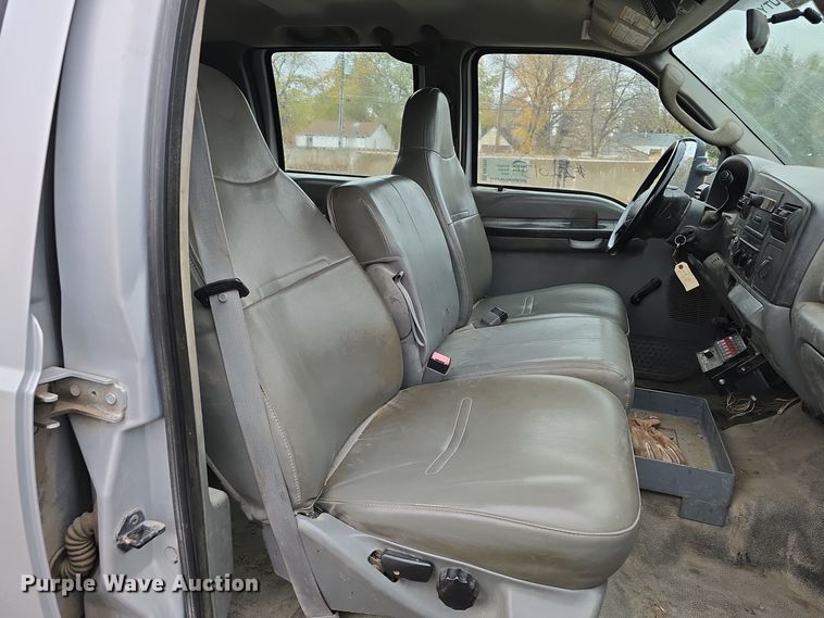 image for item DW3935 2005 Ford F450 Super Duty XL Crew Cab utility / service truck