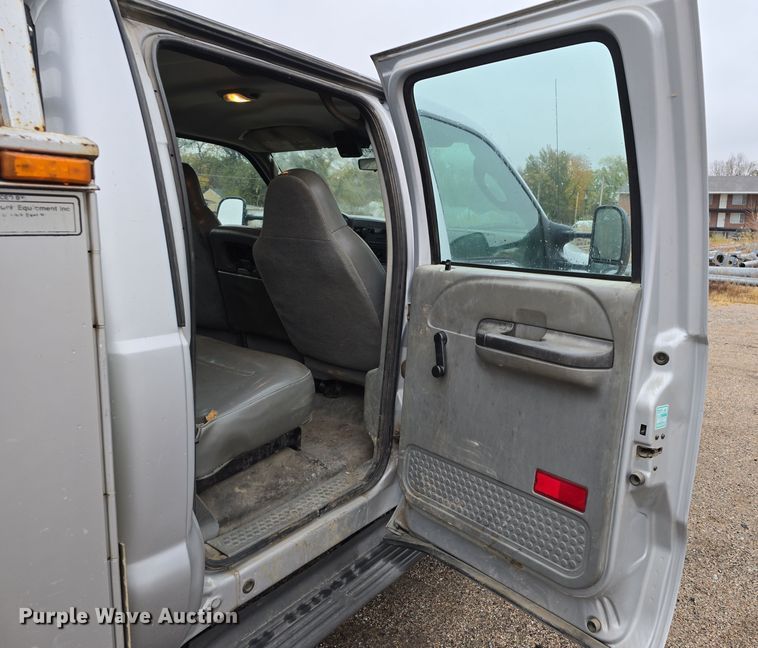 image for item DW3935 2005 Ford F450 Super Duty XL Crew Cab utility / service truck