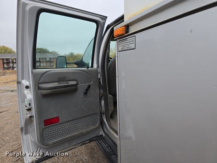 image for item DW3935 2005 Ford F450 Super Duty XL Crew Cab utility / service truck